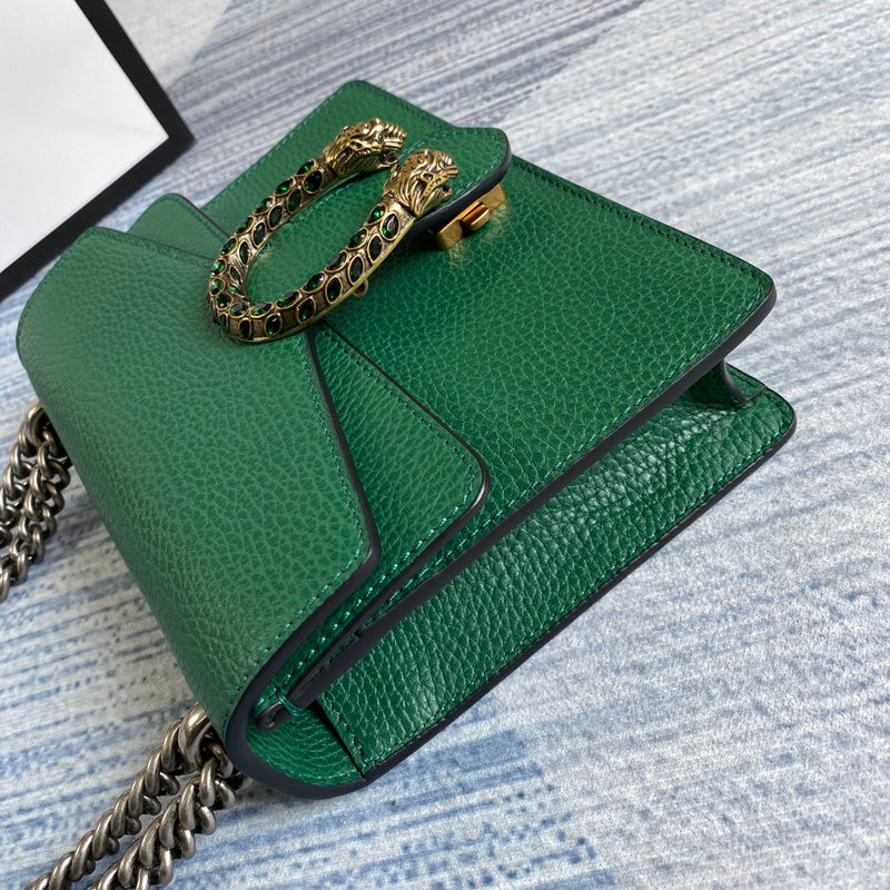 Handle and strap detail of chic signature women's handbag – women's luxury accessory
