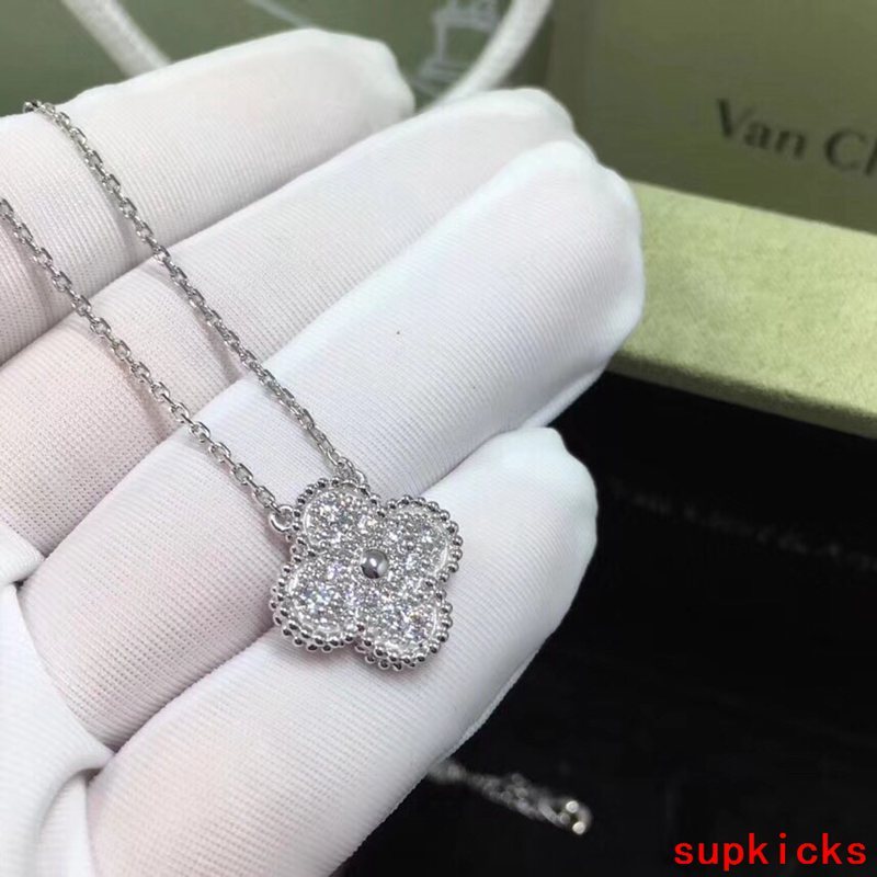 Full view of Van Cleef & Arpels unisex jewelry piece