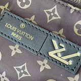Side profile of polished modern women's handbag – women's everyday handbag