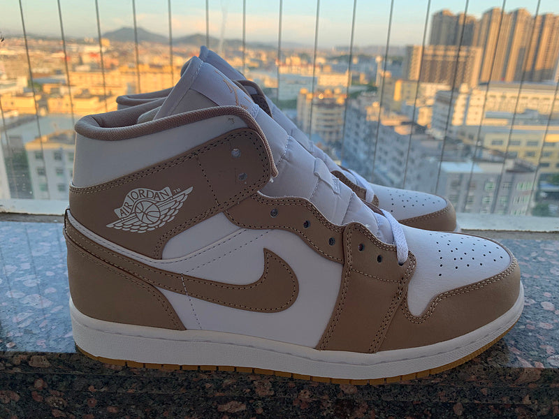Nike Men's & Women's Luxury Low-Top Trainers — Style 189 angle view