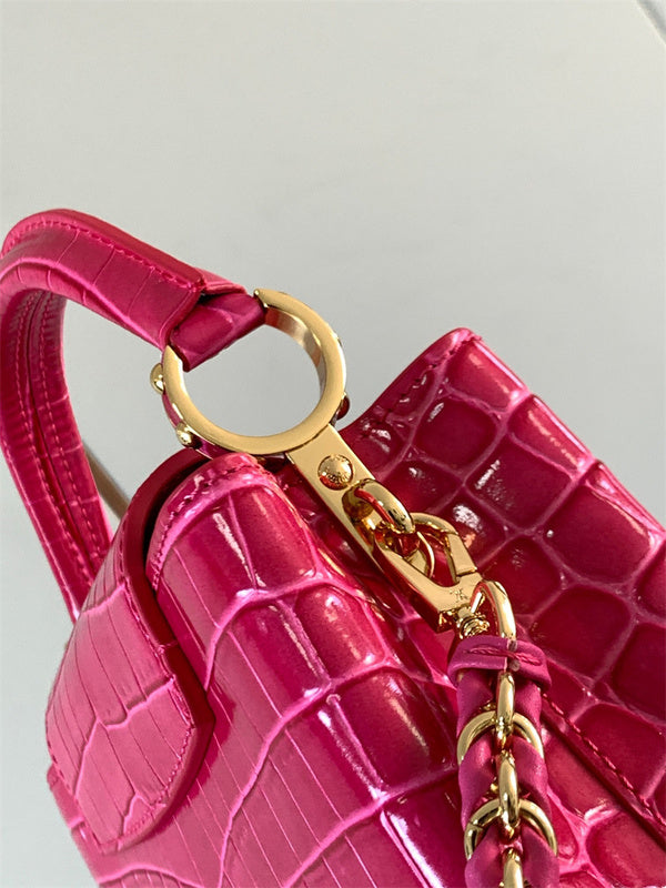  everyday structured bag detail view showing craftsmanship 20