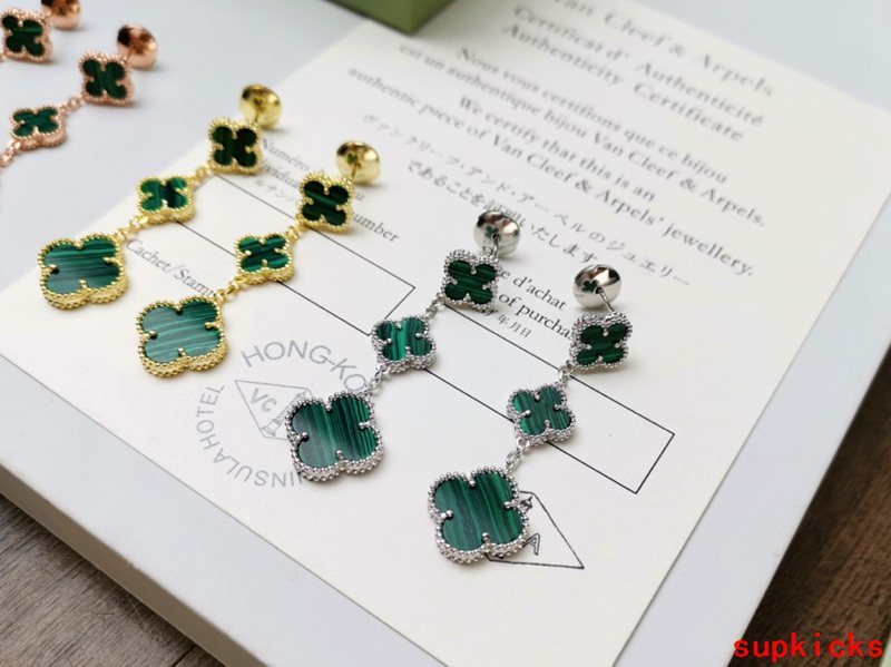 Close-up detail view of Van Cleef & Arpels unisex jewelry piece