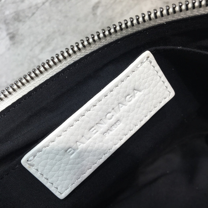 Zivas Charm Modern Minimalist Look Statement Handbag (Timeless Wardrobe Addition) – Full Silhouette