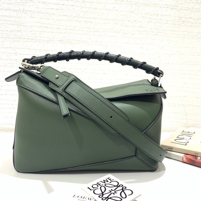 Ziva's Charm handbag – detail view (29cm*19cm*12cm)