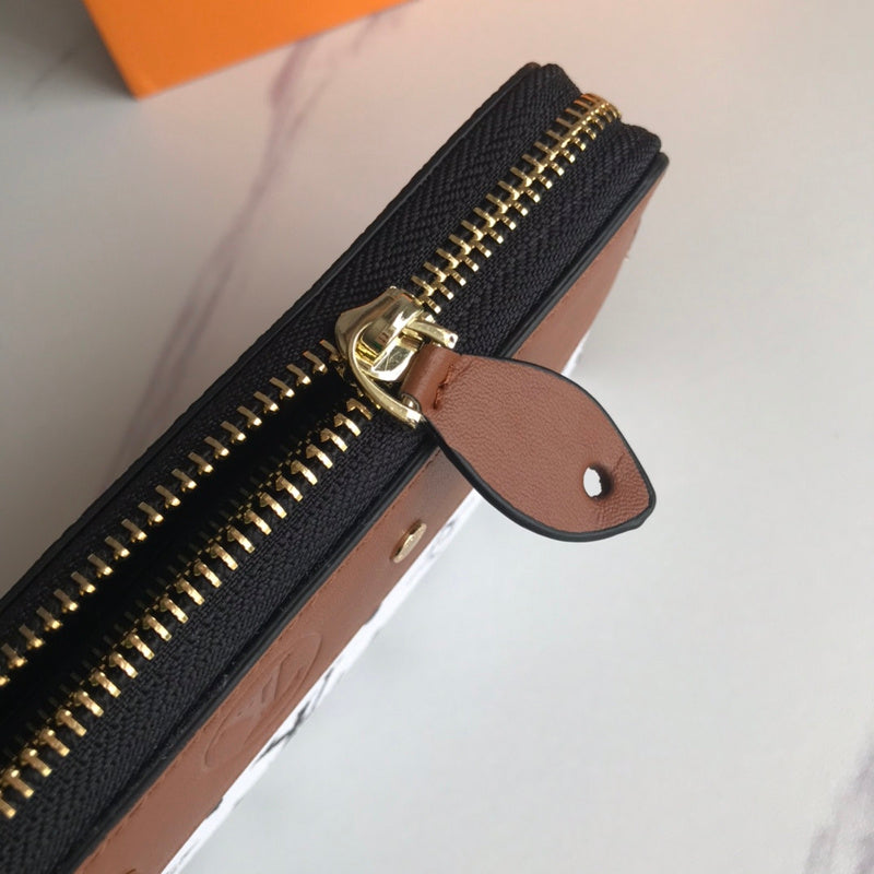 Handle and strap detail of chic statement women's handbag – women's luxury accessory