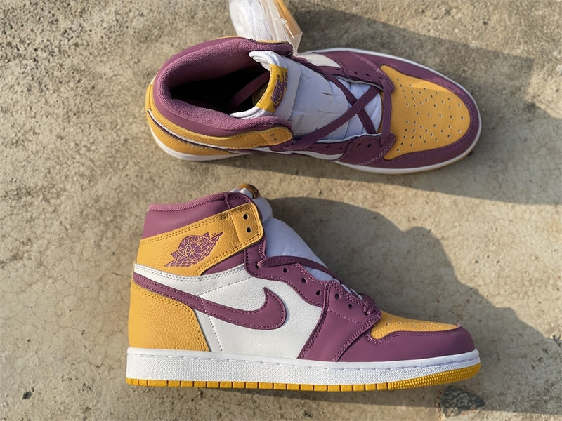 Nike Men's & Women's Iconic Street Trainers — Style 215 hardware detail