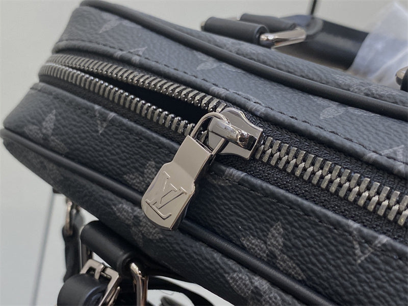  signature everyday bag detail view showing craftsmanship 8