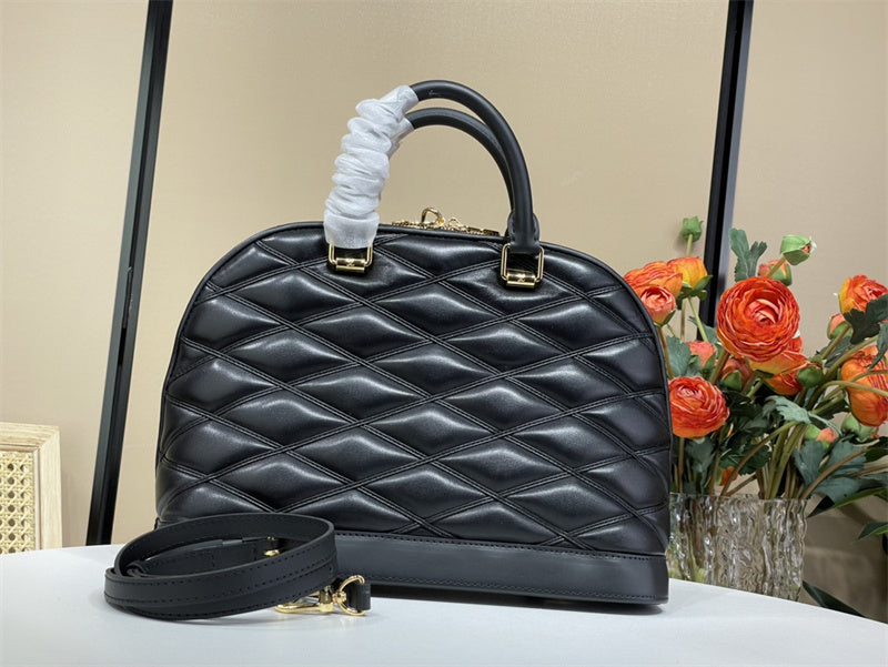 Elegant crossbody bag carried on shoulder