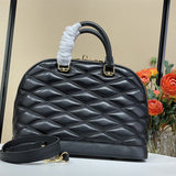  Elegant crossbody bag carried on shoulder
