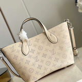 Handle and strap detail of structured refined women's handbag – women's everyday handbag