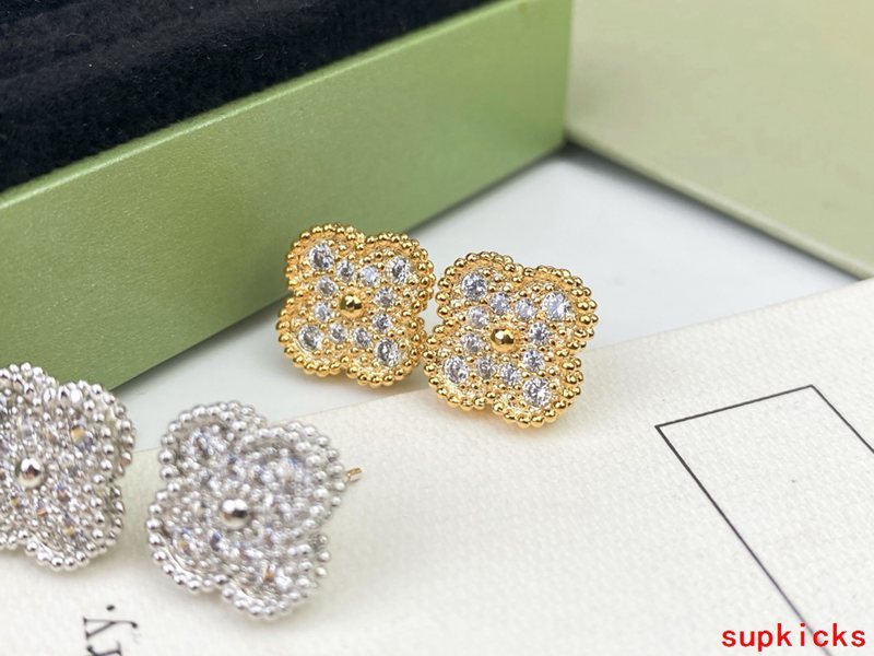 Full view of Van Cleef & Arpels unisex jewelry piece