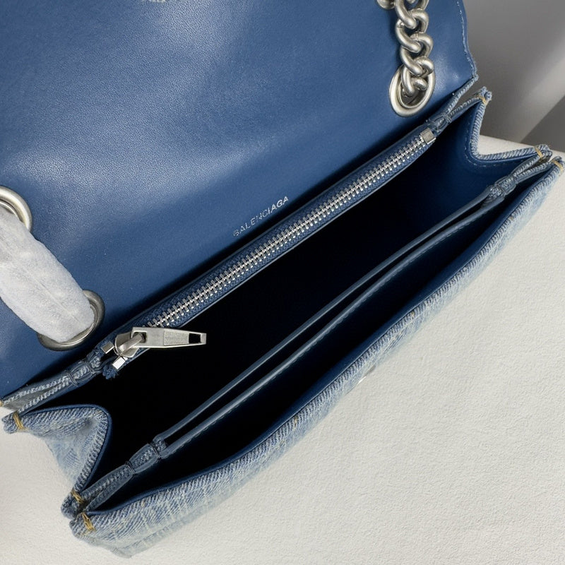 Zivas Charm Chic Craftsmanship Statement Handbag (Versatile Style Statement) – Detail View