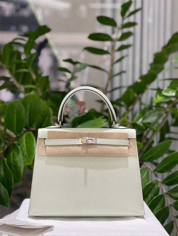  everyday carryall bag detail view showing craftsmanship