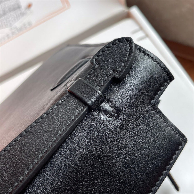 essential shoulder bag detail view showing craftsmanship 38