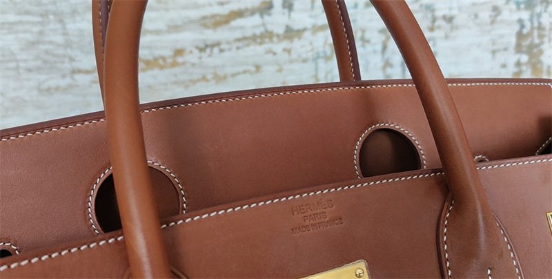  handbag interior and compartment view 9