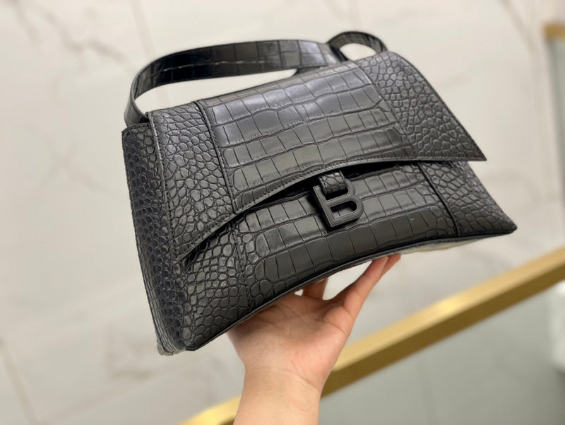 Ziva's Charm handbag – front view (one versatile size)
