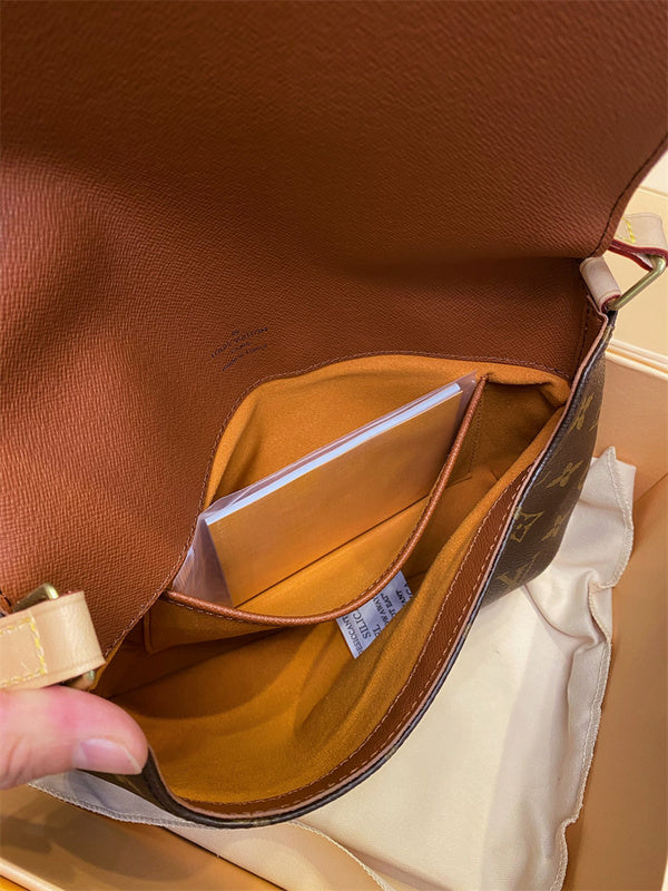  essential tote bag detail view showing craftsmanship 8