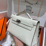  Streamlined tote bag front view 13