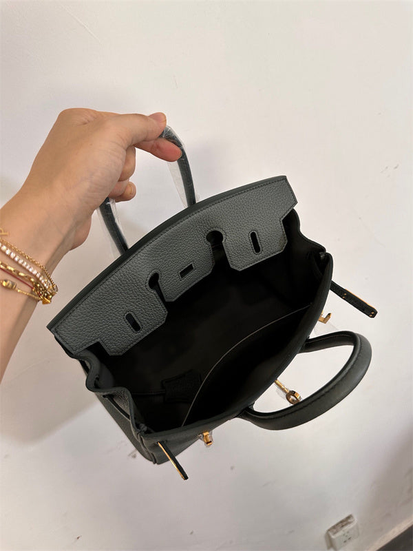  shopper bag interior and compartment view 9