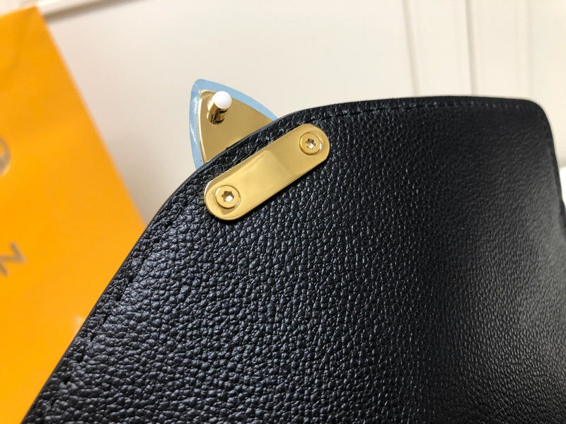 Handle and strap detail of statement premium women's handbag – women's luxury accessory