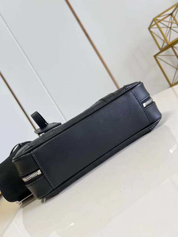 Handle and strap detail of statement modern women's handbag – women's everyday handbag