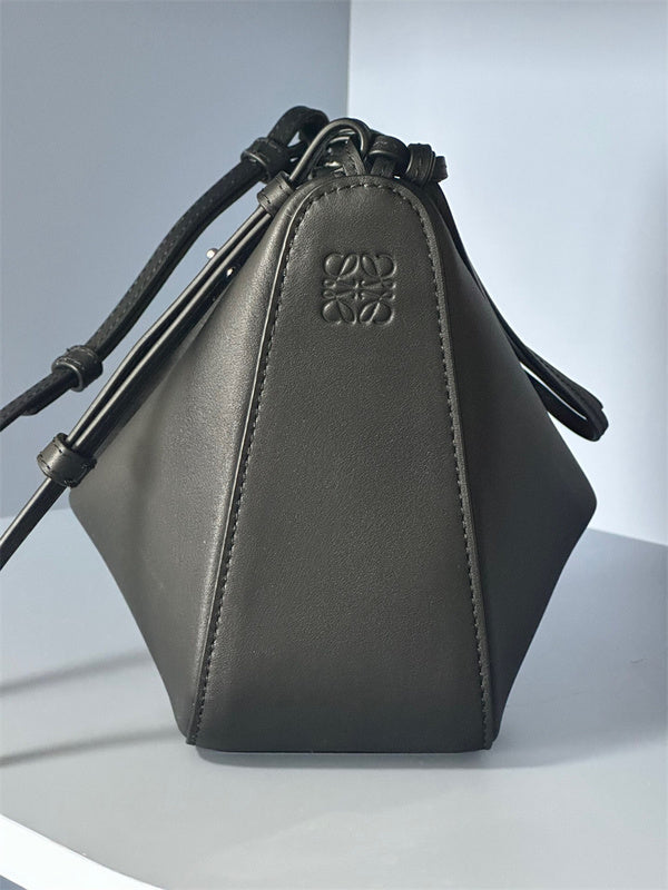 Ziva's Charm handbag – close-up view (28cm*17cm*9.5cm)