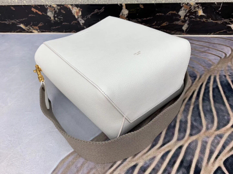 Side profile of classic modern women's handbag – women's luxury accessory