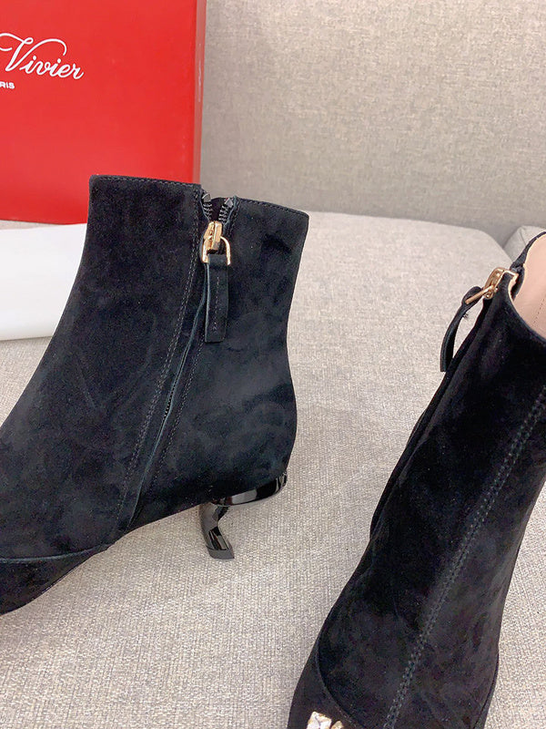 Side profile view of Roger Vivier luxury piece style No.061