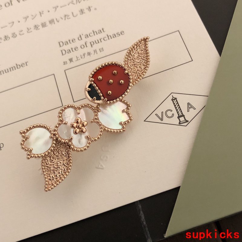 Side view of Van Cleef & Arpels unisex jewelry piece