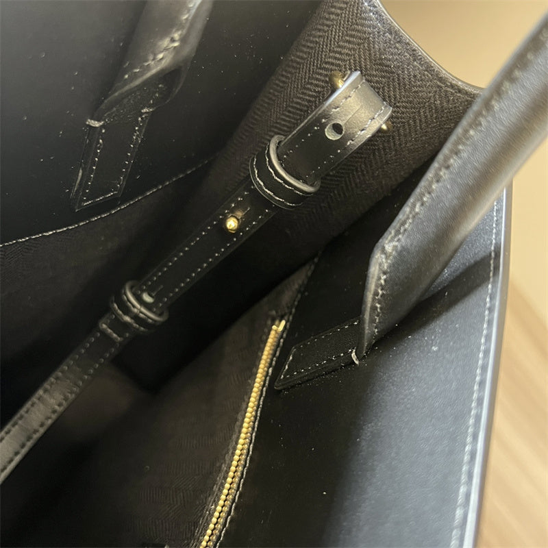 Ziva's Charm handbag – close-up view (36cm*28.5cm*7.5cm)