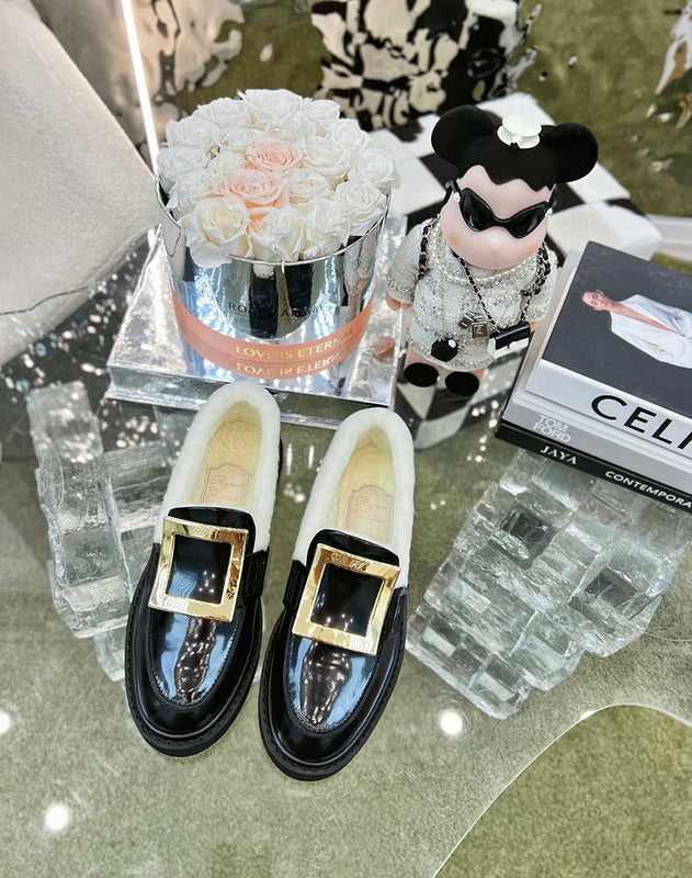 Three-quarter angle view of Roger Vivier luxury piece style No.087