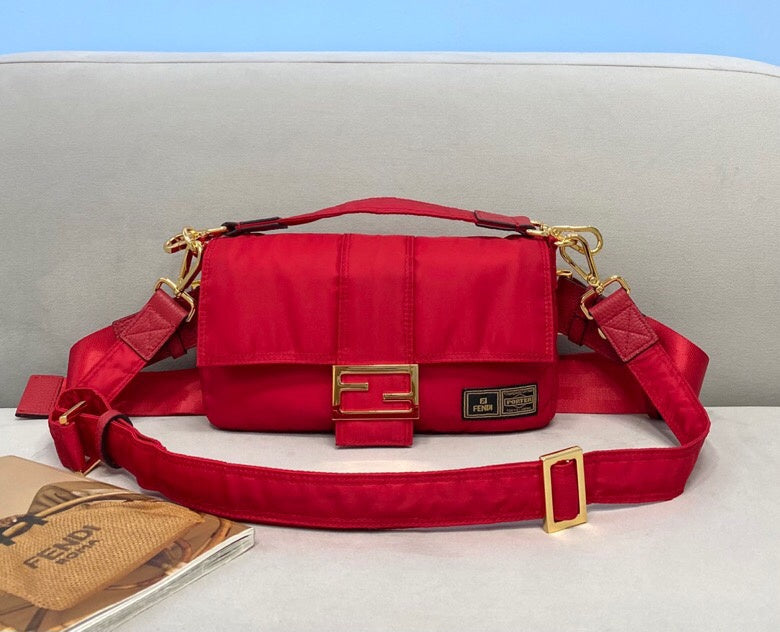 Ziva's Charm handbag – close-up view (Standard Size)