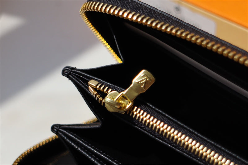  carryall bag close-up of hardware and finish 17