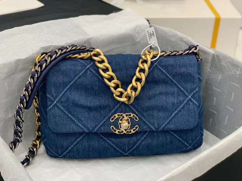 Zivas Charm Modern Minimalist Look Luxury Handbag (Versatile Style Statement) – Detail View