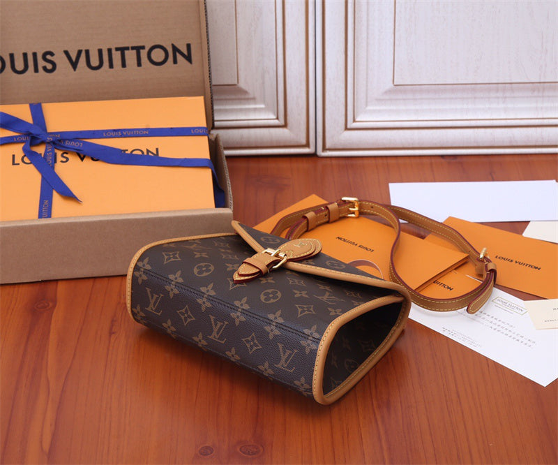  tote bag interior and compartment view 9