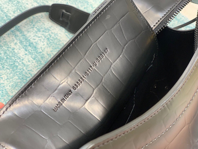 Sophisticated Premium PU Leather Handbag - Premium Craftsmanship Detailing | Women's Premium Handbag #670 - texture close-up (image 9) of designer-inspired handbag