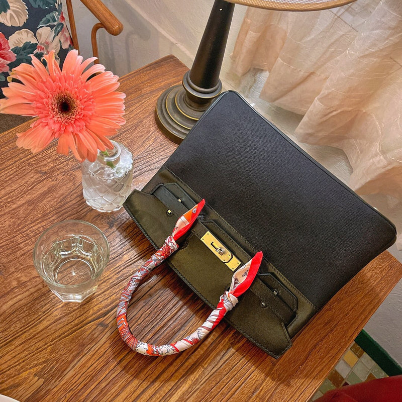 Fluid handbag styled for everyday wear