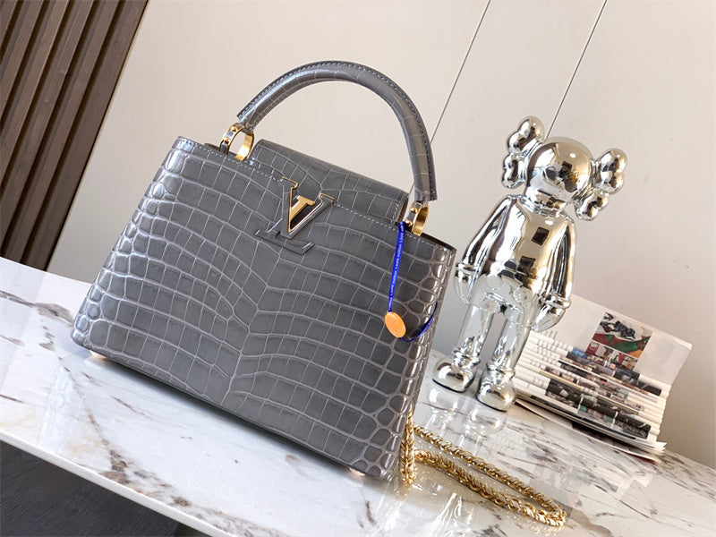  everyday structured bag detail view showing craftsmanship 14