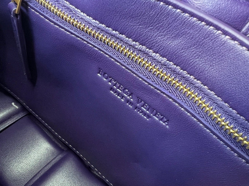 Effortless Faux Leather Handbag - Premium Craftsmanship Detailing | Women's Statement Accessory #1639 - hardware and detail close-up (image 5) of designer-inspired handbag