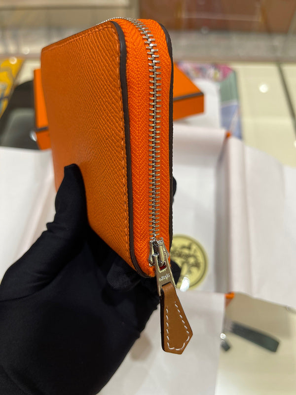 Side view of fluid structured handbag