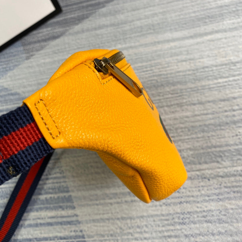 Handle and strap detail of classic everyday-luxe women's handbag – women's premium purse