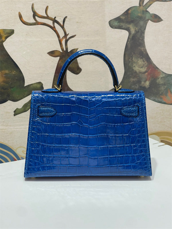  Chic shopper bag carried on shoulder