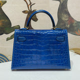  Chic shopper bag carried on shoulder