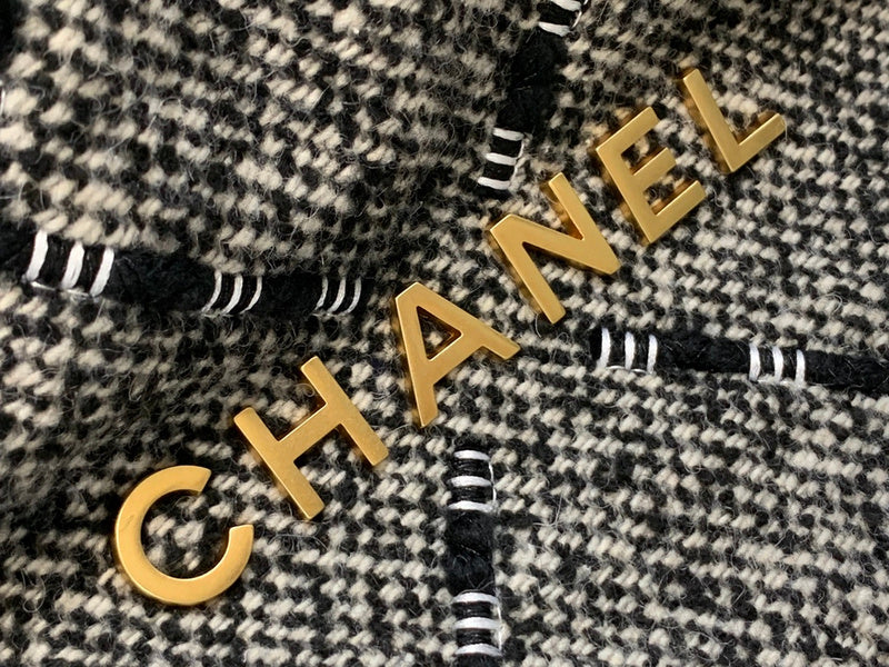 Zivas Charm Timeless Appeal Designer Handbag (Modern Wardrobe Staple) – Detail View