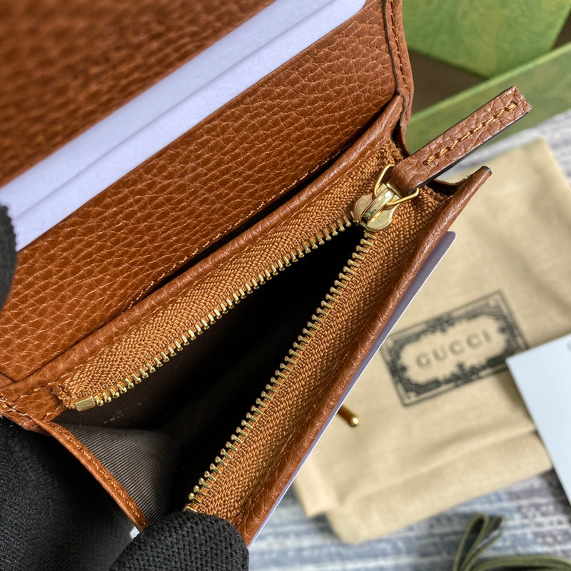Close-up detail of everyday-luxe refined women's handbag – women's premium purse