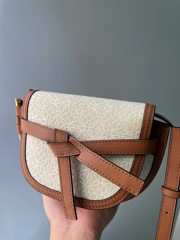 Ziva's Charm handbag – detail view (12.5cm*21cm*9.5cm)