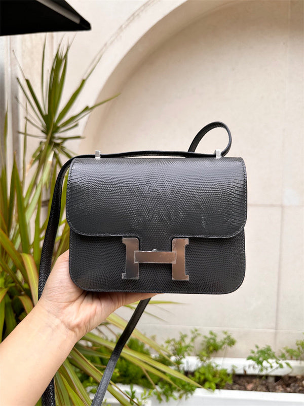  chic shoulder bag detail view showing craftsmanship