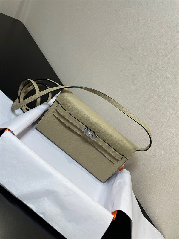  Streamlined carryall bag front view 31