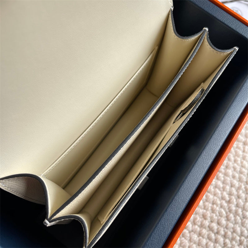 Streamlined handbag styled for everyday wear