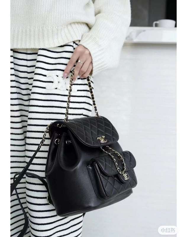 Zivas Charm Modern Minimalist Look Luxury Handbag (Contemporary Shape Language) – Detail View